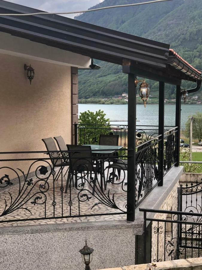 Ema Guest House Плав Екстериор снимка