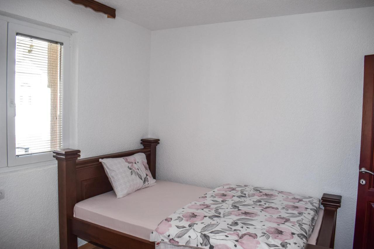 Ema Guest House Плав Екстериор снимка