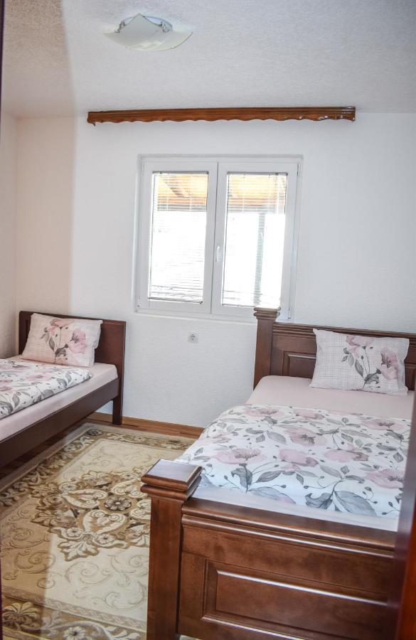 Ema Guest House Плав Екстериор снимка