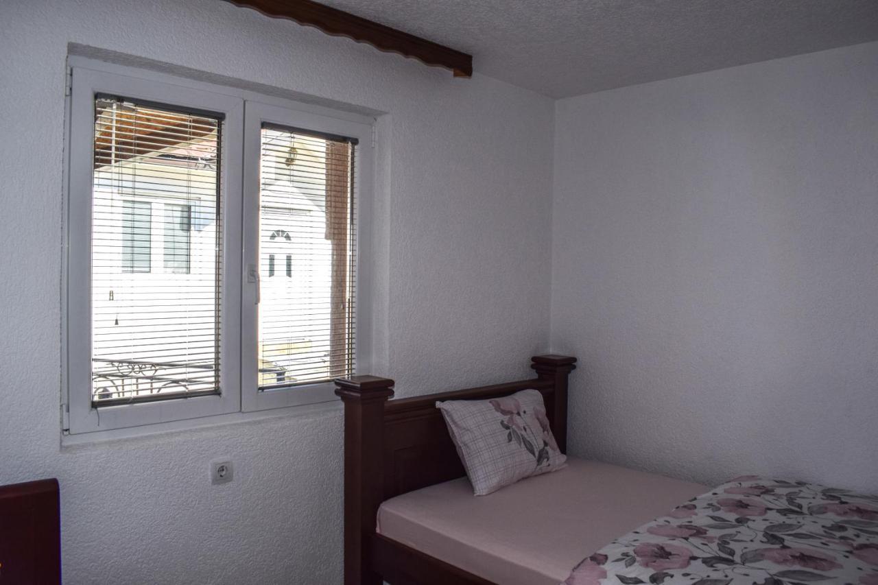 Ema Guest House Плав Екстериор снимка