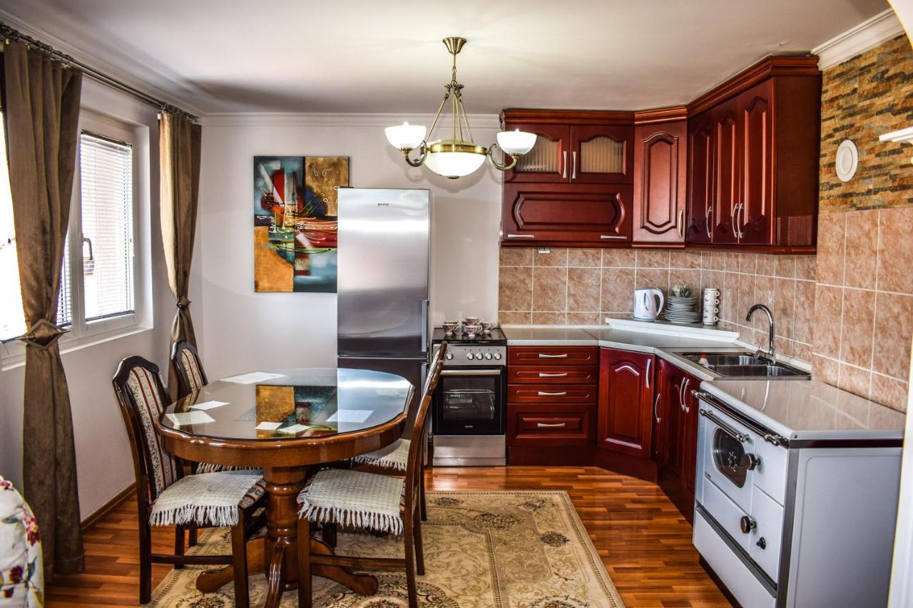 Ema Guest House Плав Екстериор снимка
