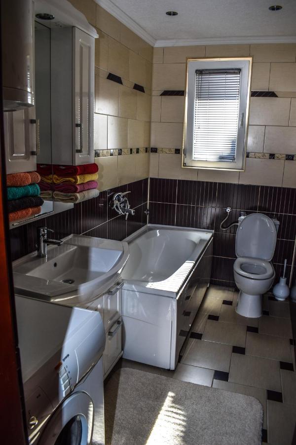 Ema Guest House Плав Екстериор снимка