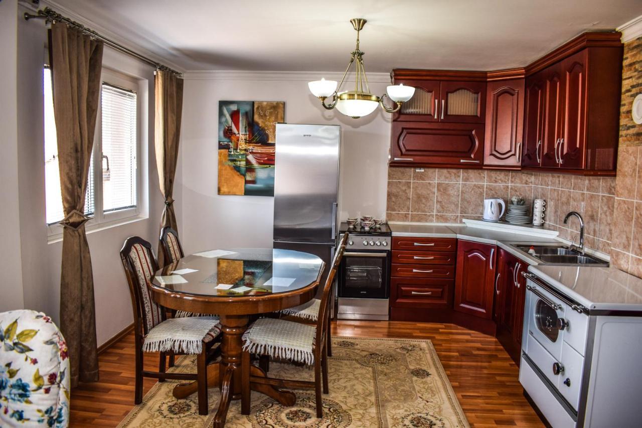 Ema Guest House Плав Екстериор снимка